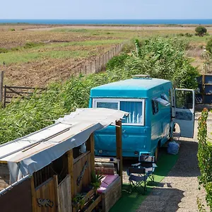 Jabuti Autocaravana Con Porche Y Aparcamiento Camping
